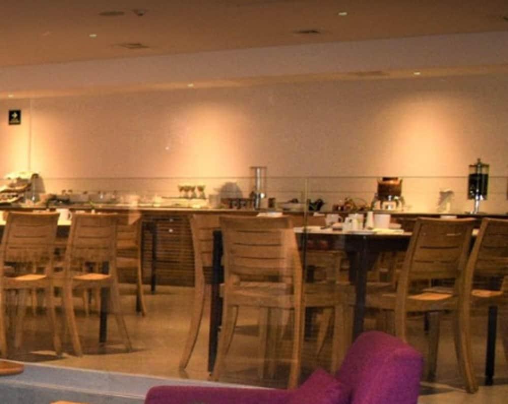 Hotel Plaza Genova Centro グアダラハラ エクステリア 写真