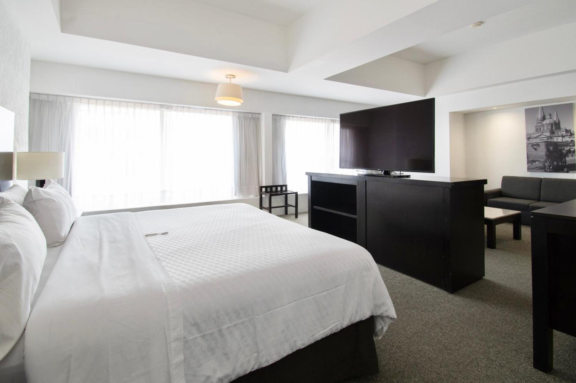 Hotel Plaza Genova Centro グアダラハラ エクステリア 写真