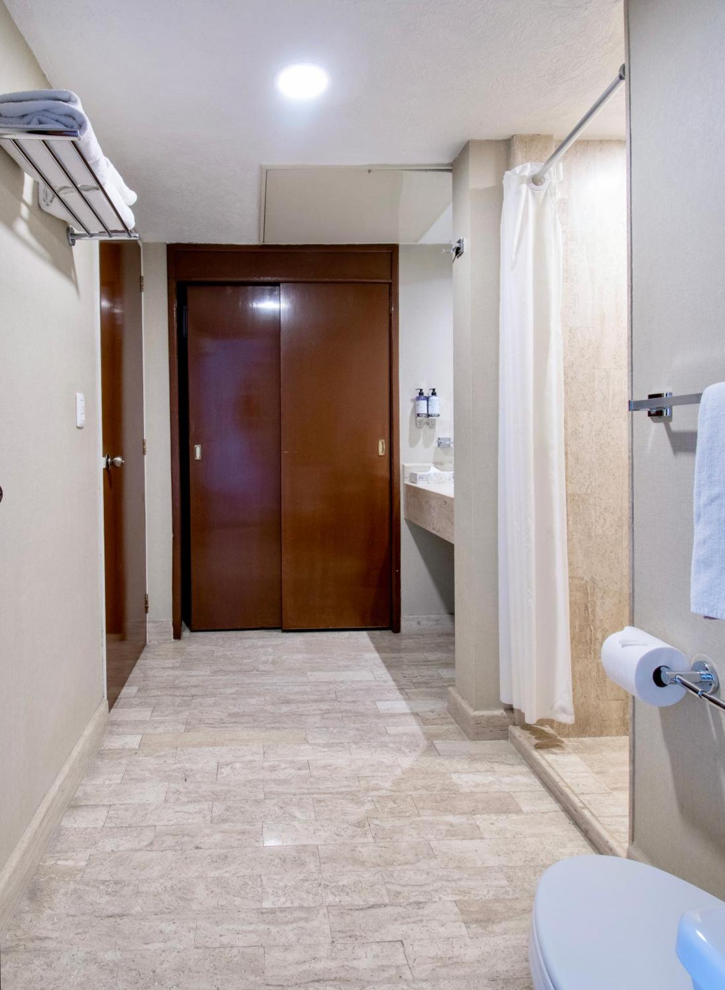 Hotel Plaza Genova Centro グアダラハラ エクステリア 写真