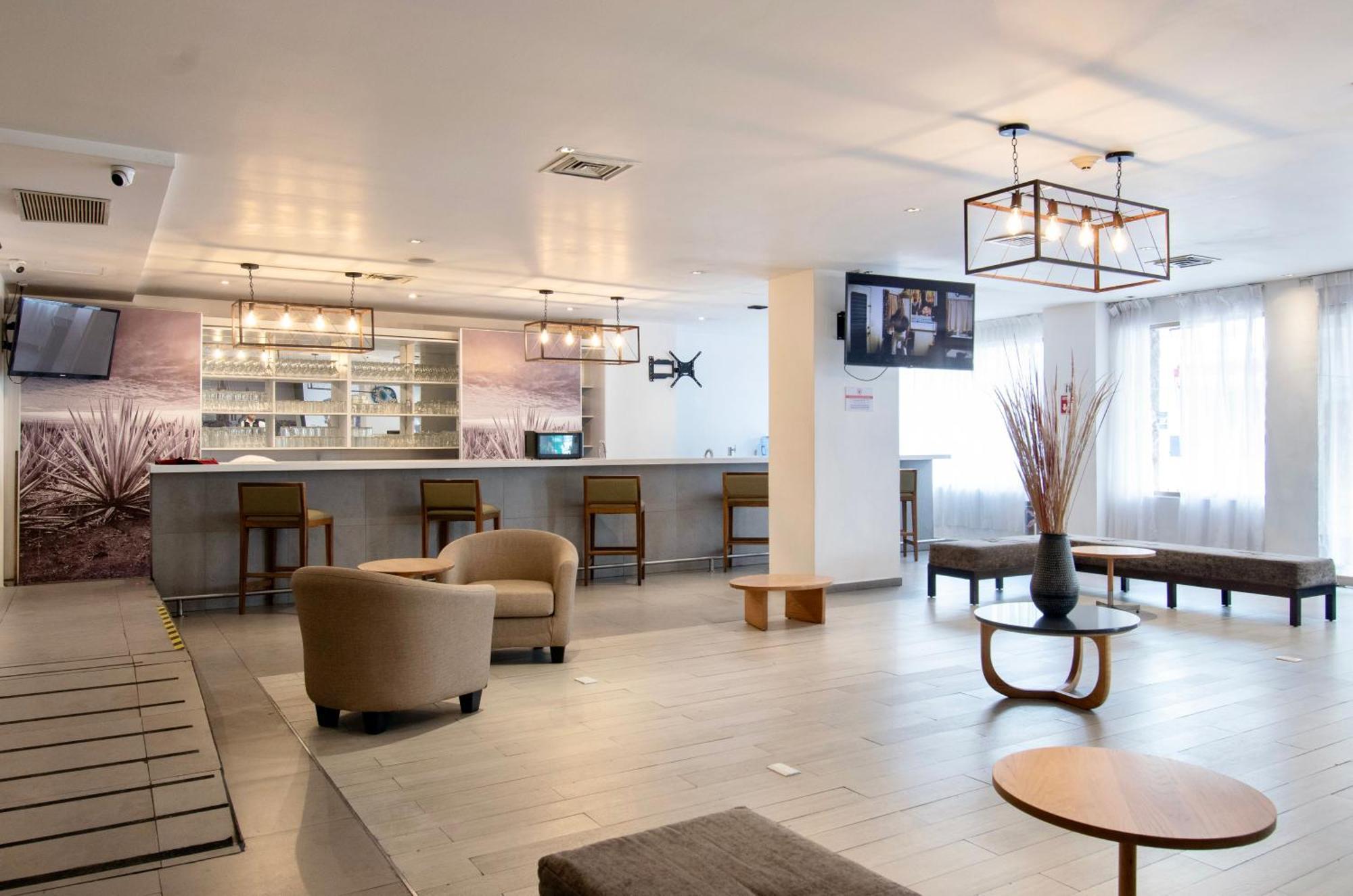 Hotel Plaza Genova Centro グアダラハラ エクステリア 写真