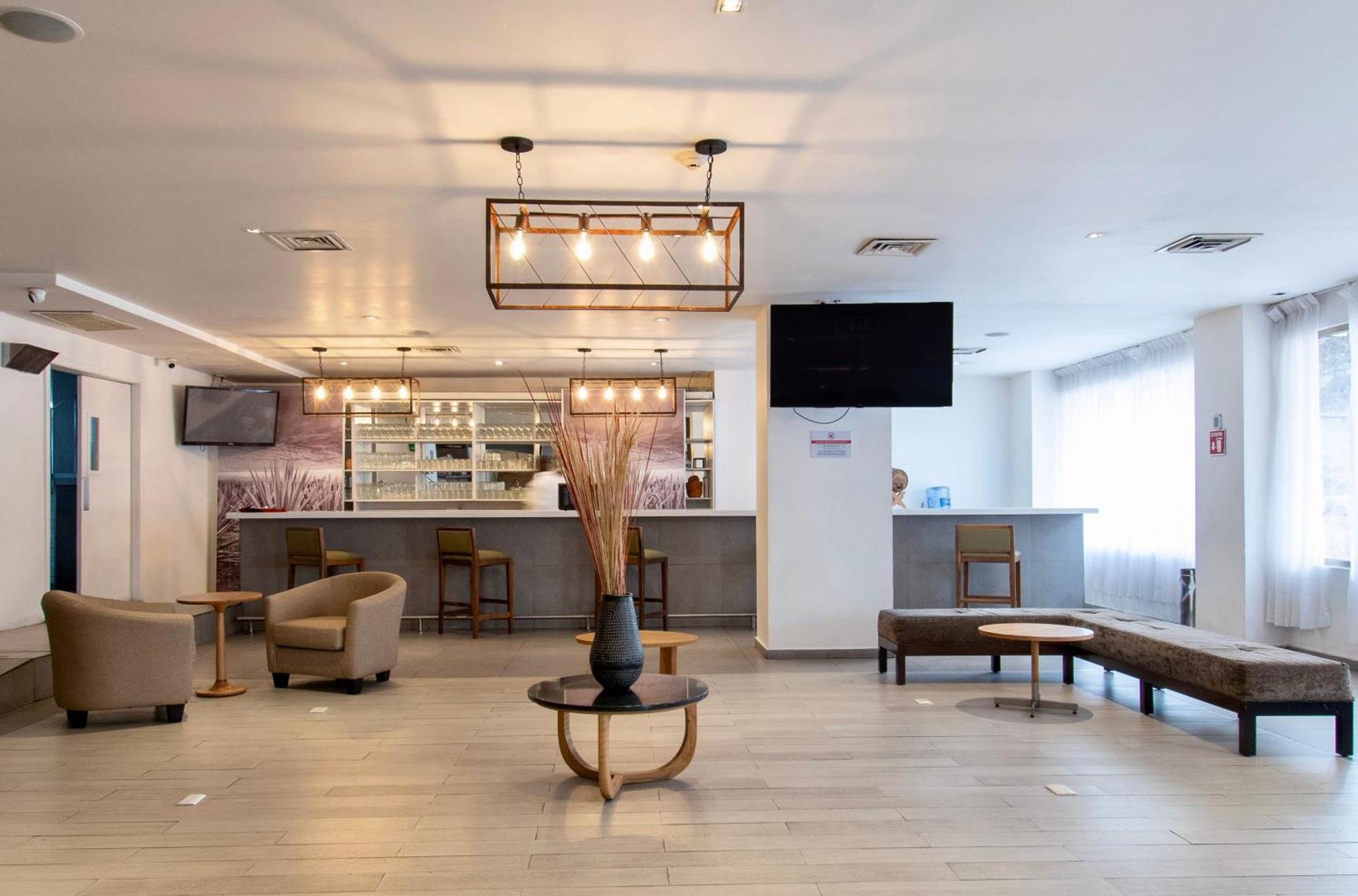 Hotel Plaza Genova Centro グアダラハラ エクステリア 写真